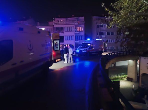 3 KİŞİNİN BİNDİĞİ MOTOSİKLET BARİYERE ÇARPTI, İLGİNÇ DETAY SONRADAN ORTAYA ÇIKTI