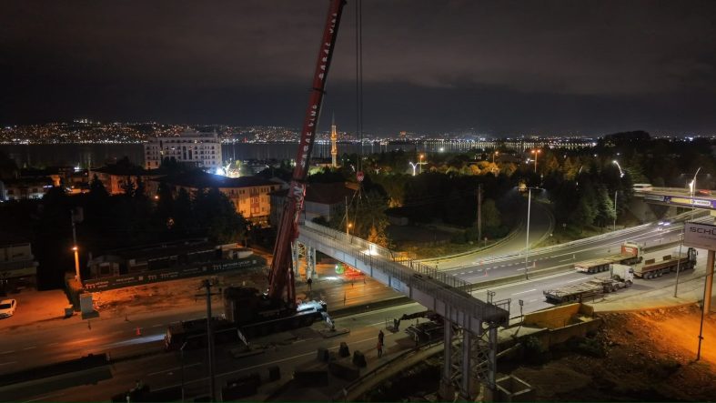 BAŞİSKELE KAVŞAĞI'NDA 80 TONLUK TABLİYE GECE OPERASYONUYLA YERİNE KONULDU