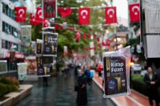 İZMİT'TE AĞAÇLAR "KİTAP" AÇTI TARİHİ ÇINAR AĞAÇLARINDAN KİTAP TOPLADILAR
