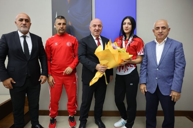 DÜNYA GENÇLER KİCK BOKS ŞAMPİYONU EZEL NUR KARALAR'A ALTIN ÖDÜLÜ