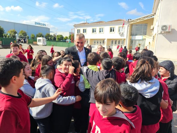 GÖLCÜK'TE YIKIM KARARI VERİLEN OKUL İÇİN 4 SINIFLI PREFABRİK YAPI KURULDU